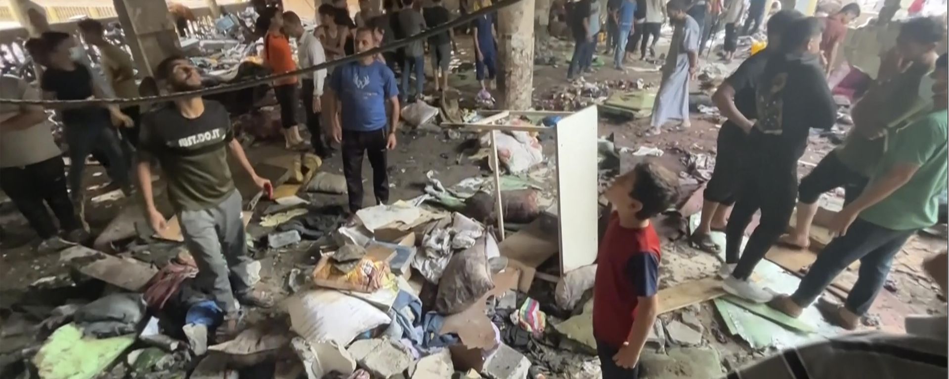 In this image made from a video, people inspect the dome at a school after being hit by an Israeli airstrike in Gaza City Saturday, Aug. 10, 2024. (AP Photo) In this image made from a video, people inspect the dome at a school after being hit by an Israeli airstrike in Gaza City Saturday, Aug. 10, 2024. (AP Photo) - Sputnik International, 1920, 14.08.2024