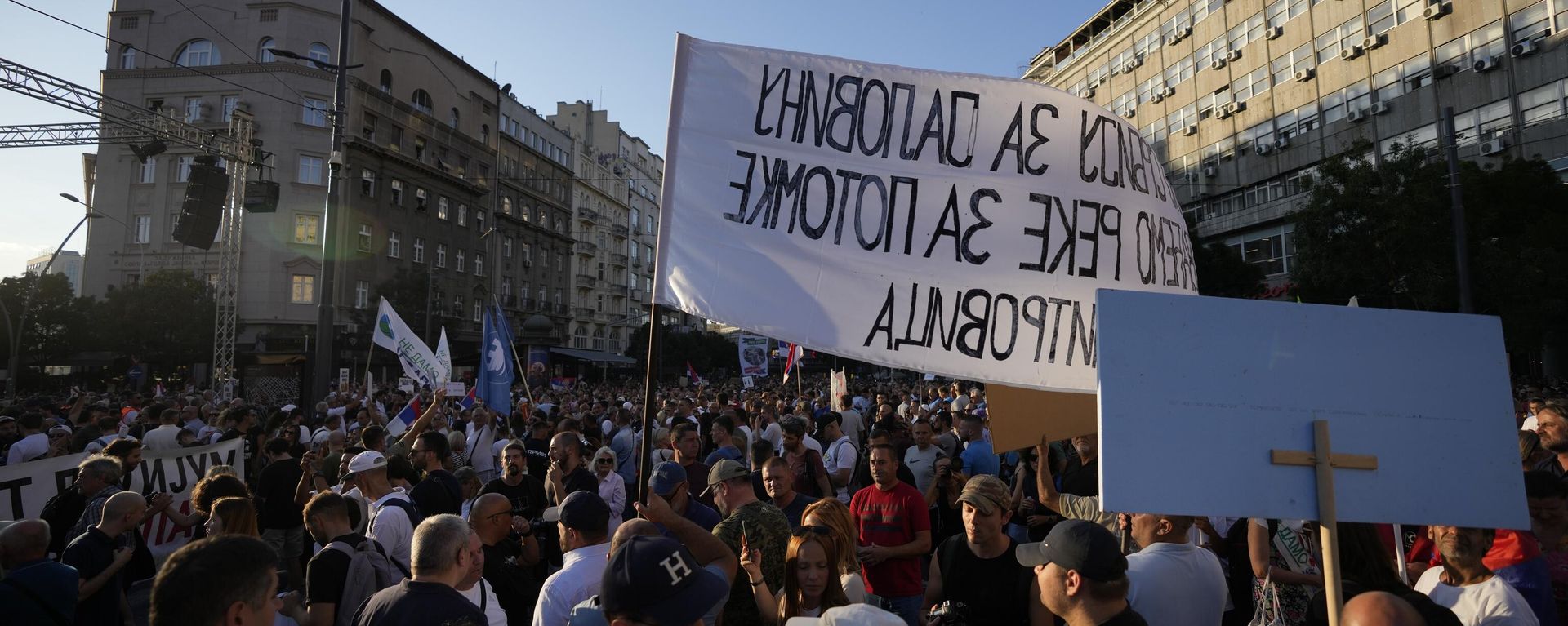 People attend a protest against pollution and the exploitation of a lithium mine in the country, in Belgrade, Serbia, Saturday, Aug. 10, 2024. People attend a protest against pollution and the exploitation of a lithium mine in the country, in Belgrade, Serbia, Saturday, Aug. 10, 2024. - Sputnik International, 1920, 14.08.2024