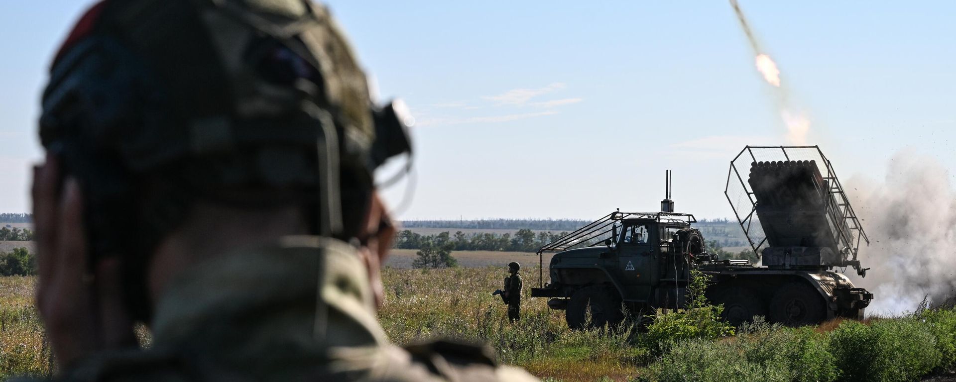 Russian servicemen of the Tsentr Battlegroup fire a BM-21 Grad multiple rocket launcher at Ukrainian positions amid Russia's military operation in Ukraine Russian servicemen of the Tsentr Battlegroup fire a BM-21 Grad multiple rocket launcher at Ukrainian positions amid Russia's military operation in Ukraine - Sputnik International, 1920, 20.09.2024