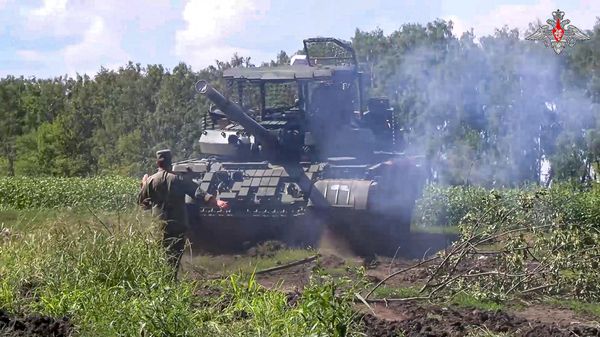 In this photo taken from video released by the Russian Defense Ministry on Saturday, Aug. 10, 2024, a Russian Army tank takes a position at an area of ​​Kursk region of Russia. - Sputnik International