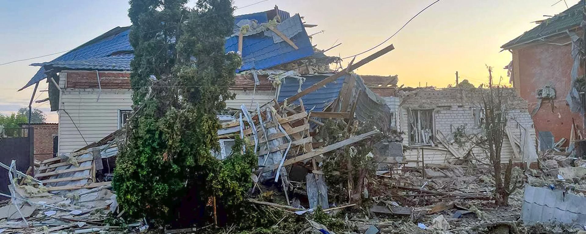 This photo released by the acting Governor of Kursk region Alexei Smirnov telegram channel on Tuesday, Aug. 6, 2024, shows a damaged house after shelling by the Ukrainian side in the city of Sudzha, Kursk region that borders Ukraine. - Sputnik International, 1920, 22.03.2025