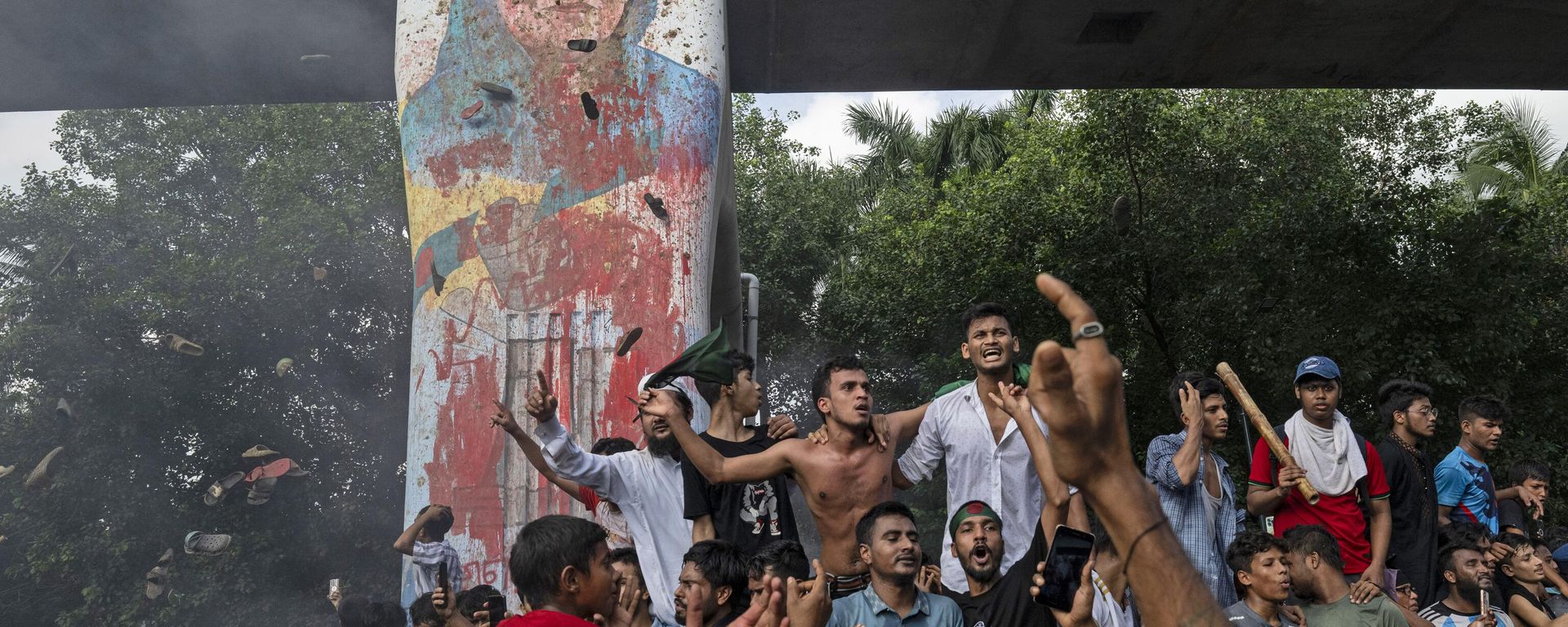 Protesters celebrate beside a defaced portrait of Prime Minister Sheikh Hasina after news of her resignation, in Dhaka, Bangladesh, Monday, Aug. 5, 2024. Protesters celebrate beside a defaced portrait of Prime Minister Sheikh Hasina after news of her resignation, in Dhaka, Bangladesh, Monday, Aug. 5, 2024. - Sputnik International, 1920, 11.08.2024