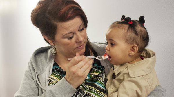 Tesha Kelley of Lindale, Texas, feeds her 10-month-old daughter Presleigh Warren yogurt with berries during the Nutrition Carnival at the NET Health WIC (The Special Supplemental Nutrition Program for Women, Infants, and Children) Department in Tyler, Texas - Sputnik International