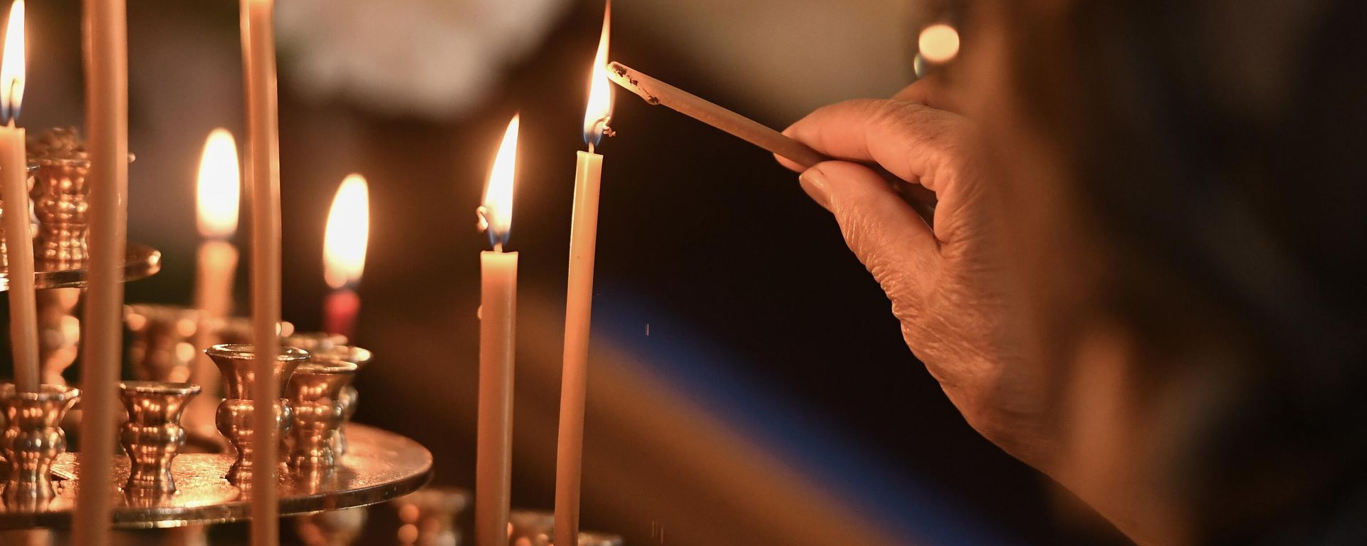 An Orthodox believer lights a candle during a service at the Cathedral of the Nativity in Berdyansk, Zaporozhye region, Russia. An Orthodox believer lights a candle during a service at the Cathedral of the Nativity in Berdyansk, Zaporozhye region, Russia. - Sputnik International, 1920, 13.08.2024