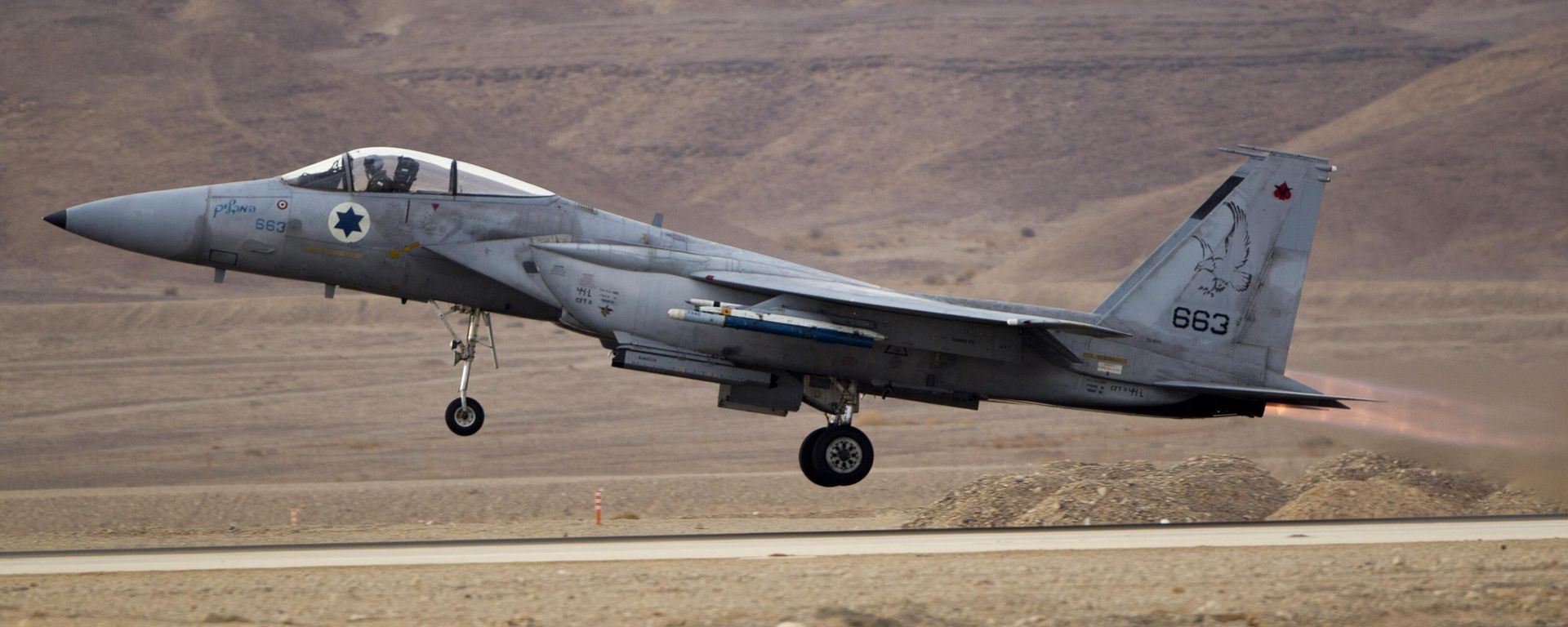 An Israeli F-15 warplane takes off from the Ovda airbase near Eilat, in southern Israel, Monday, Nov. 25, 2013, during the Blue Flag exercise - Sputnik International, 1920, 14.11.2024