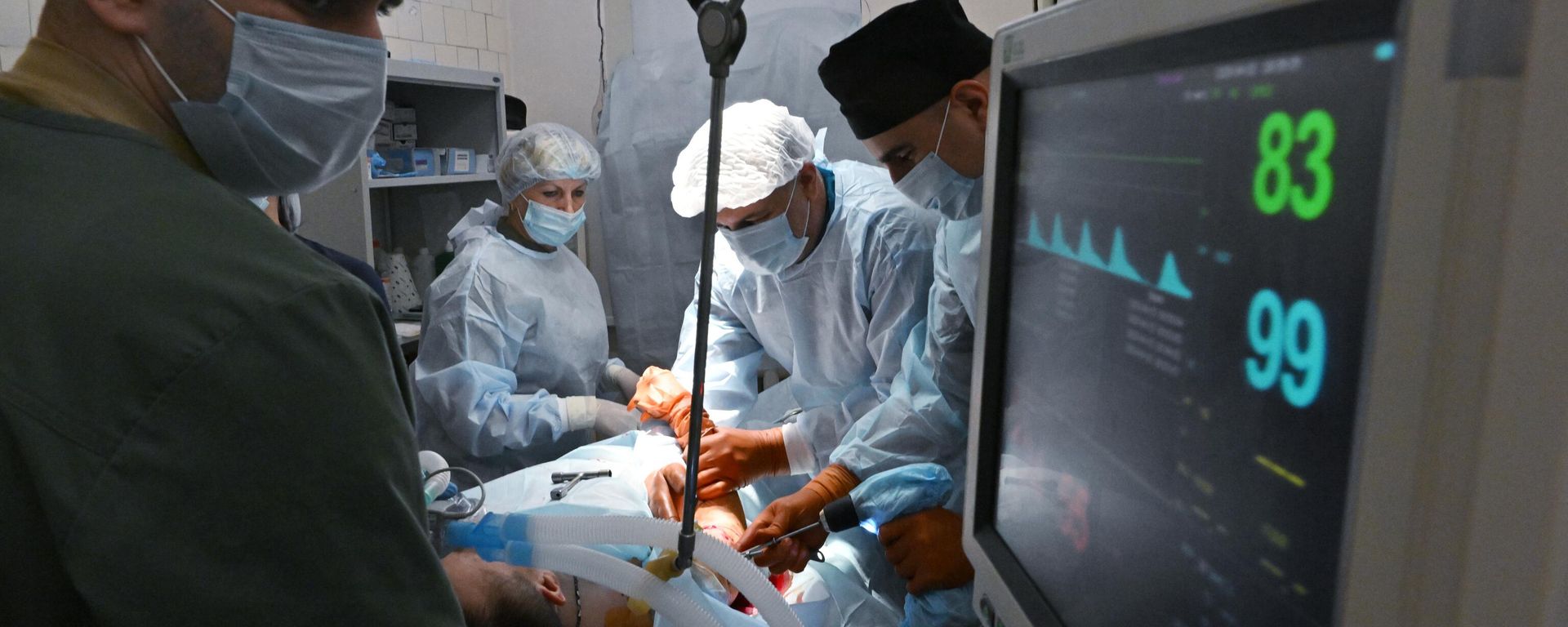 Russian military medics perform an operation in a hospital as Russia's military operation in Ukraine continues, in the Lugansk People's Republic, Russia Russian military medics perform an operation in a hospital as Russia's military operation in Ukraine continues, in the Lugansk People's Republic, Russia - Sputnik International, 1920, 14.08.2024