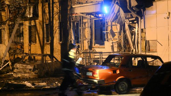 An apartment building damaged after a downed Ukrainian missile had fallen on it and a fire broke out, in the city of Kursk, Russia - Sputnik International