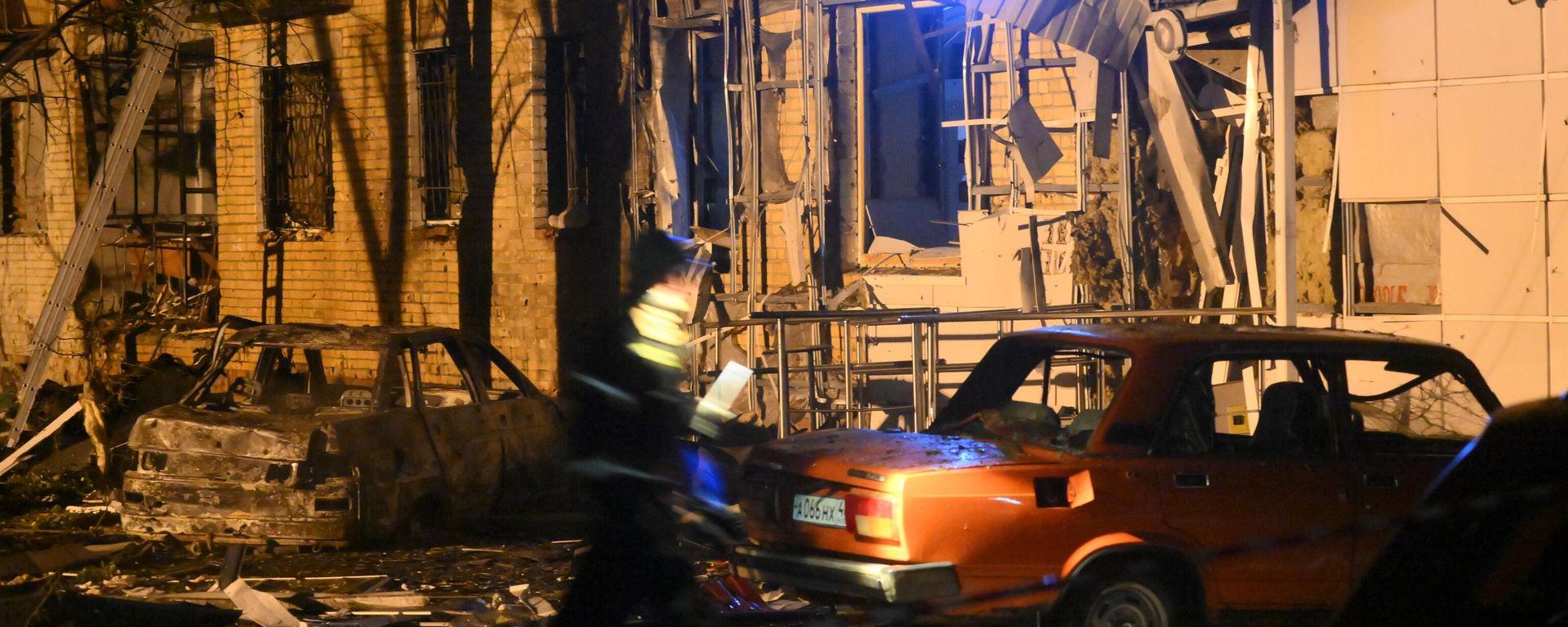 An apartment building damaged after a downed Ukrainian missile fell on it and a fire broke out, in the city of Kursk, Russia An apartment building damaged after a downed Ukrainian missile fell on it and a fire broke out, in the city of Kursk, Russia - Sputnik International, 1920, 14.08.2024