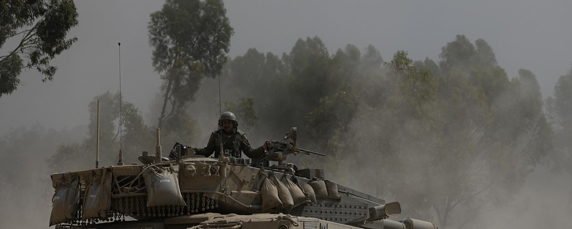 An Israeli soldier moves on the top of a tank near the Israeli-Gaza border, as seen from southern Israel, Wednesday, July 24, 2024. An Israeli soldier moves on the top of a tank near the Israeli-Gaza border, as seen from southern Israel, Wednesday, July 24, 2024. - Sputnik International, 1920, 06.10.2024