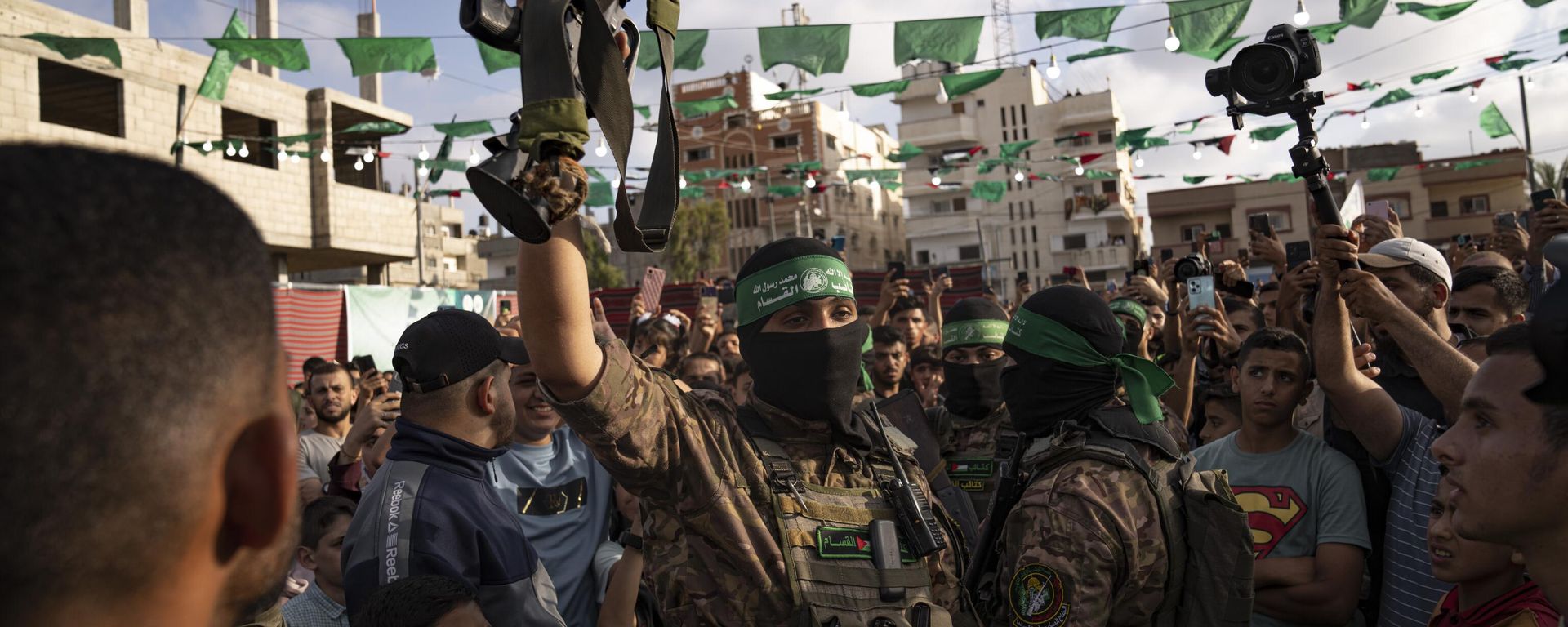 A member of Hamas' military wing raises a rifle seized from Israeli security forces during an arms show for the group at Nusseirat refugee camp, central Gaza Strip, Friday, June 30, 2023 A member of Hamas' military wing raises a rifle seized from Israeli security forces during an arms show for the group at Nusseirat refugee camp, central Gaza Strip, Friday, June 30, 2023 - Sputnik International, 1920, 18.08.2025