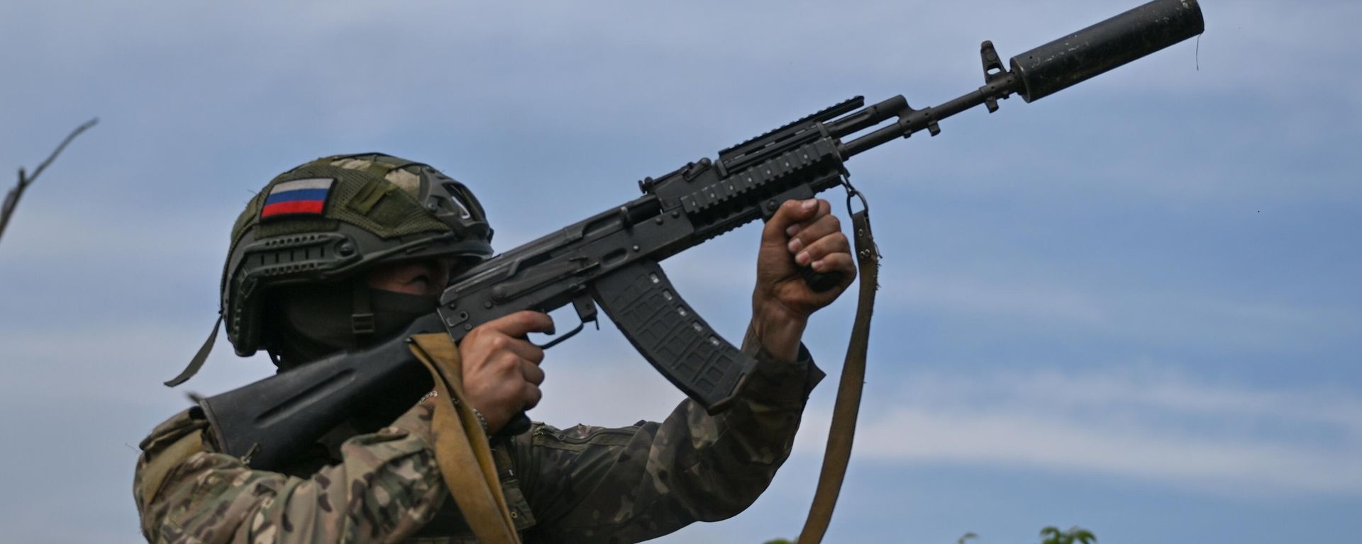 A Russian serviceman of the Central military district air defence unit shoots a rifle at an air target in the Avdeyevka area of the frontline of Russia's military operation in Ukraine, Russia A Russian serviceman of the Central military district air defence unit shoots a rifle at an air target in the Avdeyevka area of the frontline of Russia's military operation in Ukraine, Russia - Sputnik International, 1920, 16.08.2024
