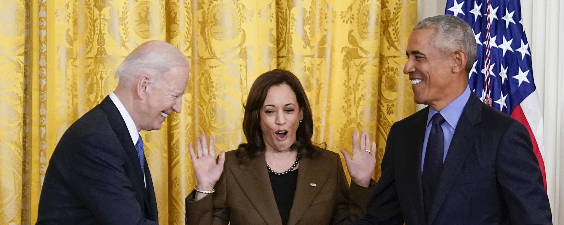 Vice President Kamala Harris reacts as President Joe Biden shakes hands with former President Barack Obama after Obama jokingly called Biden vice president in the East Room of the White House in Washington, Tuesday, April 5, 2022 Vice President Kamala Harris reacts as President Joe Biden shakes hands with former President Barack Obama after Obama jokingly called Biden vice president in the East Room of the White House in Washington, Tuesday, April 5, 2022 - Sputnik International, 1920, 16.08.2024