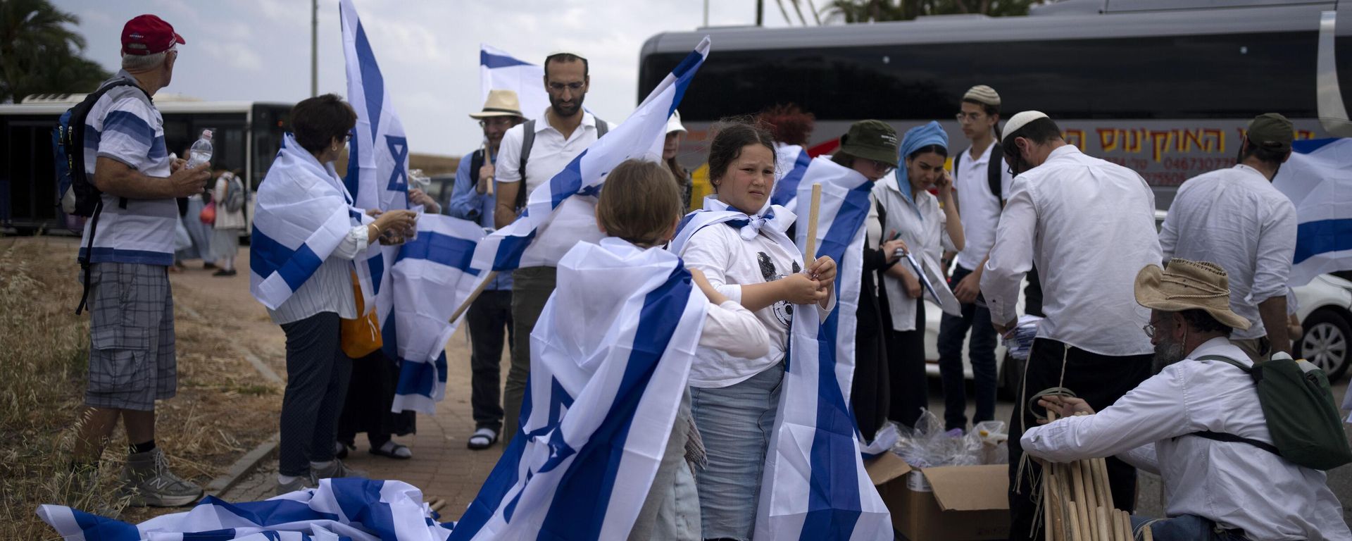 Israelis prepare national flags ahead of a march by thousands in the southern city of Sderot calling for the country to reoccupy the Gaza Strip once the war is over, Tuesday, May 14, 2024 Israelis prepare national flags ahead of a march by thousands in the southern city of Sderot calling for the country to reoccupy the Gaza Strip once the war is over, Tuesday, May 14, 2024 - Sputnik International, 1920, 17.08.2024