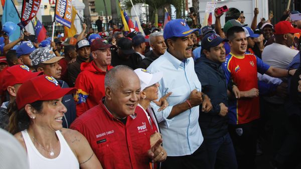 Venezuelan President Nicolas Maduro, center, accompanied by lawmaker Diosdado Cabello, second left, first lady Cilia Flores march in a pro-government rally, in Caracas, Venezuela, Saturday, Aug. 17, 2024. (AP Photo/Cristian Hernandez ) - Sputnik International