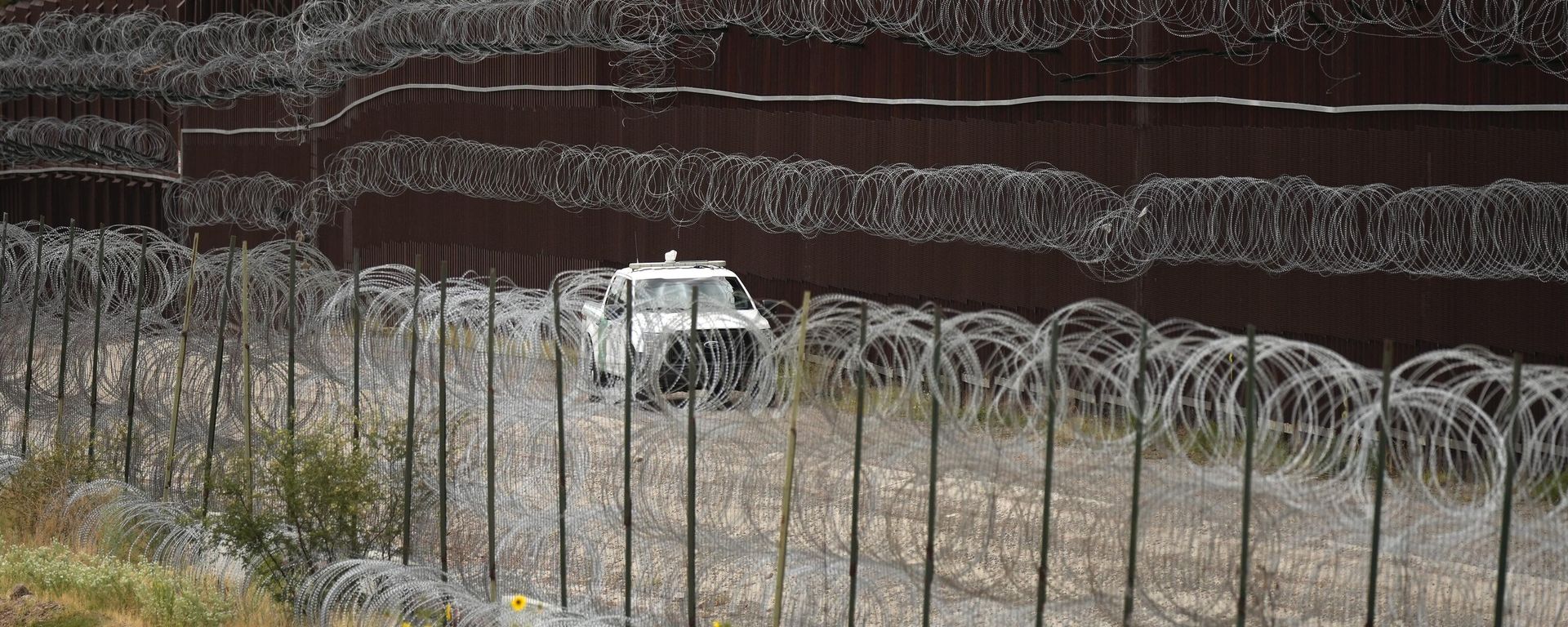 A vehicle drives along the U.S. side of the US-Mexico border wall in Nogales, Ariz. on Tuesday, June 25, 2024. A vehicle drives along the U.S. side of the US-Mexico border wall in Nogales, Ariz. on Tuesday, June 25, 2024. - Sputnik International, 1920, 18.08.2024