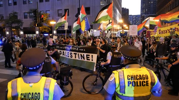 Protesters march passed a police line prior to the start of the Democratic National Convention Sunday, Aug. 18, 2024, in Chicago. (AP Photo/Alex Brandon) - Sputnik International