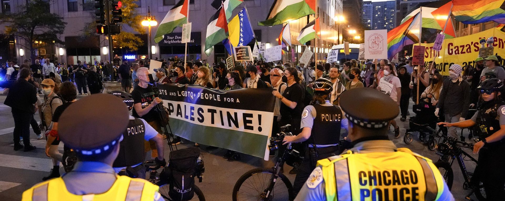 Protesters march passed a police line prior to the start of the Democratic National Convention Sunday, Aug. 18, 2024, in Chicago. (AP Photo/Alex Brandon) Protesters march passed a police line prior to the start of the Democratic National Convention Sunday, Aug. 18, 2024, in Chicago. (AP Photo/Alex Brandon) - Sputnik International, 1920, 19.08.2024