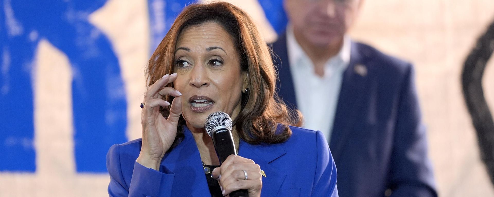 Democratic presidential nominee Vice President Kamala Harris speaks as Democratic vice presidential nominee Minnesota Gov. Tim Walz listens at a campaign event, Sunday, Aug. 18, 2024, in Rochester, Pa. Democratic presidential nominee Vice President Kamala Harris speaks as Democratic vice presidential nominee Minnesota Gov. Tim Walz listens at a campaign event, Sunday, Aug. 18, 2024, in Rochester, Pa. - Sputnik International, 1920, 19.08.2024