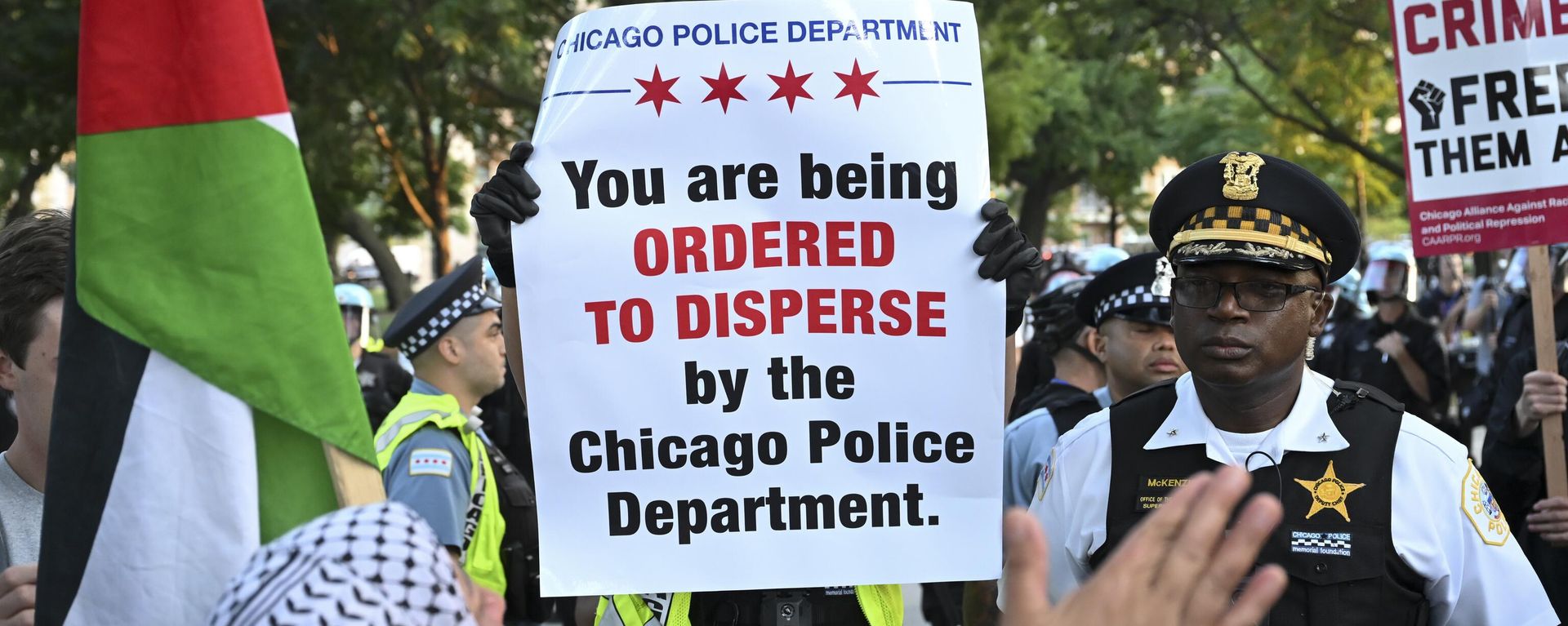 Police break up a demonstration during the Democratic National Convention Monday, Aug. 19, 2024, in Chicago. (AP Photo/Noah Berger) Police break up a demonstration during the Democratic National Convention Monday, Aug. 19, 2024, in Chicago. (AP Photo/Noah Berger) - Sputnik International, 1920, 20.08.2024