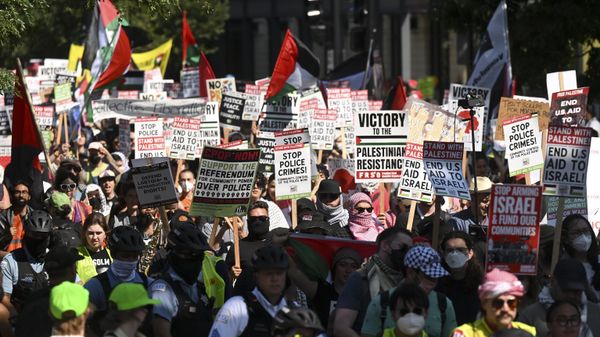 Protesters march to the Democratic National Convention after a rally at Union Park Monday, Aug. 19, 2024, in Chicago. - Sputnik International