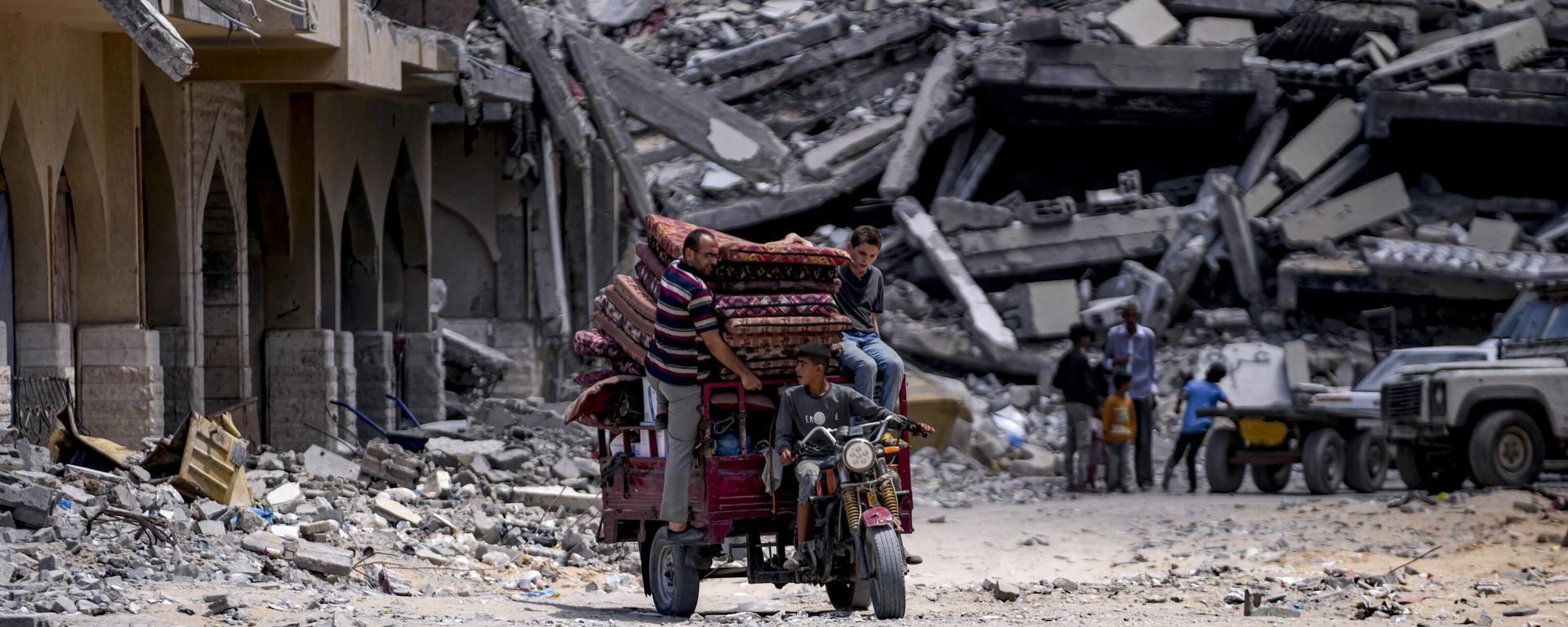 Palestinians displaced by the Israeli air and ground offensive on the Gaza Strip flee from Hamad City, following an evacuation order by the Israeli army to leave parts of the southern area of Khan Younis, Sunday, Aug. 11, 2024. Palestinians displaced by the Israeli air and ground offensive on the Gaza Strip flee from Hamad City, following an evacuation order by the Israeli army to leave parts of the southern area of Khan Younis, Sunday, Aug. 11, 2024. - Sputnik International, 1920, 20.08.2024