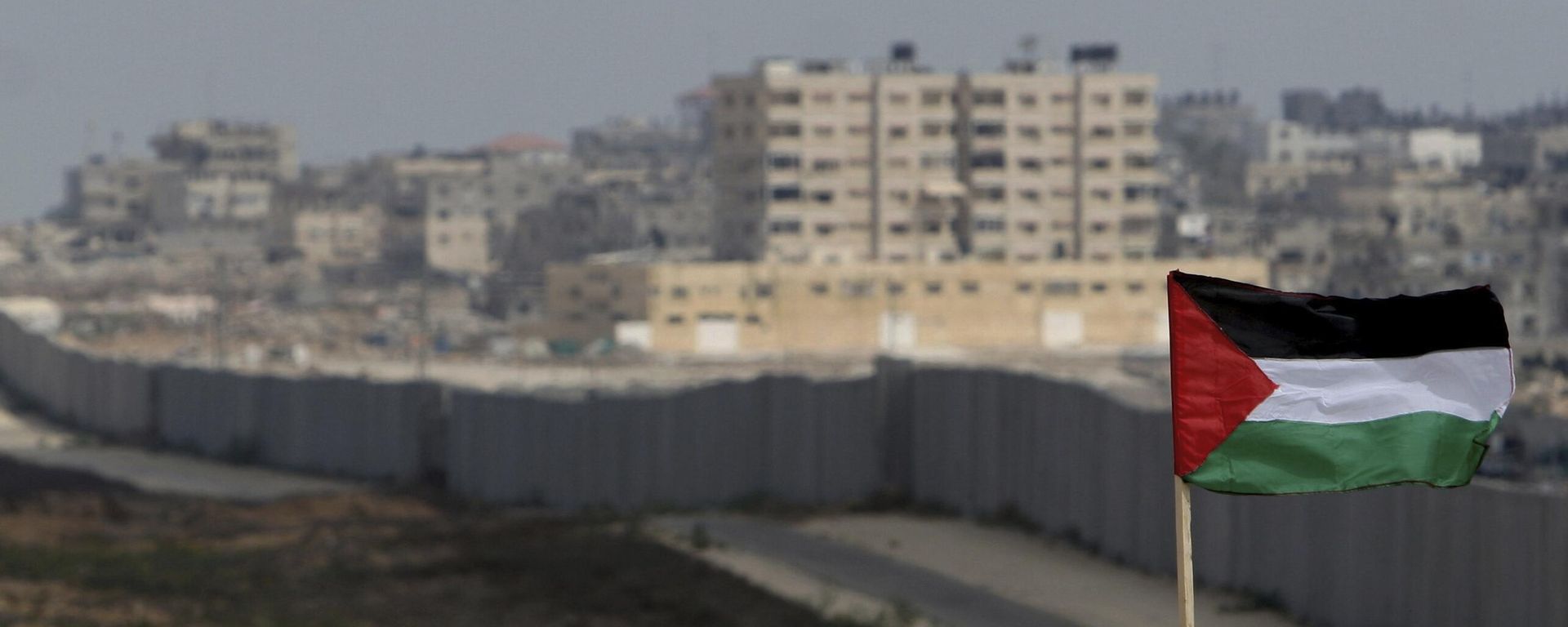 FILE - A Palestinian flag is seen with the background of a section of the wall in the Philadelphi corridor between Egypt and Gaza, on the background, near the southern Gaza Strip town of Rafah. FILE - A Palestinian flag is seen with the background of a section of the wall in the Philadelphi corridor between Egypt and Gaza, on the background, near the southern Gaza Strip town of Rafah. - Sputnik International, 1920, 02.09.2024