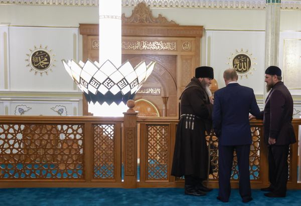 Putin, Kadyrov, and Chechen Mufti Sheikh Salah-Khadzhi Mezhiev at the Prophet Isa Mosque in Grozny. - Sputnik International