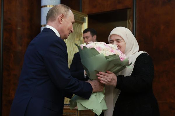 Vladimir Putin informally meets with Ramzan Kadyrov's mother, Aimani Kadyrova, and presents her with a bouquet of flowers. - Sputnik International