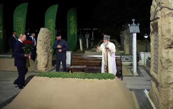 Vladimir Putin and Akhmat Kadyrov's cousin, Chairman of the North Caucasus Federal District Alim Council Khozh Akhmat Kadyrov at the tomb of Akhmat Khadzhi Kadyrov, Chechnya’s first president and hero of Russia, in the village of Akhmat-Yurt. - Sputnik International