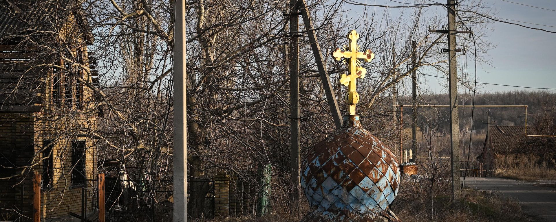 A dome of an Orthodox Church lyes on the ground amid Russia's military operation in Ukraine. A dome of an Orthodox Church lyes on the ground amid Russia's military operation in Ukraine. - Sputnik International, 1920, 21.08.2024