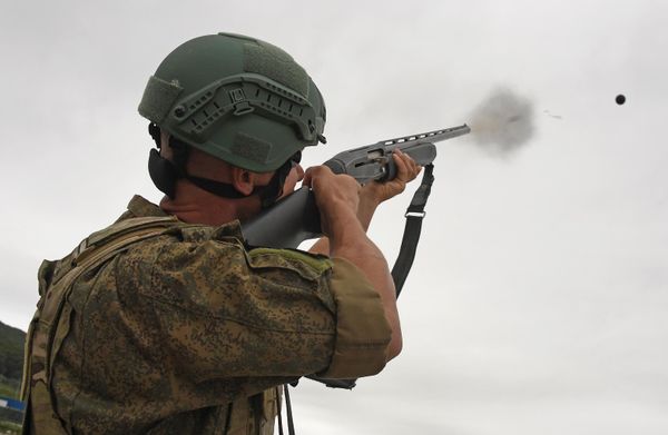 A Russian serviceman fires at a target mimicking an enemy drone. - Sputnik International