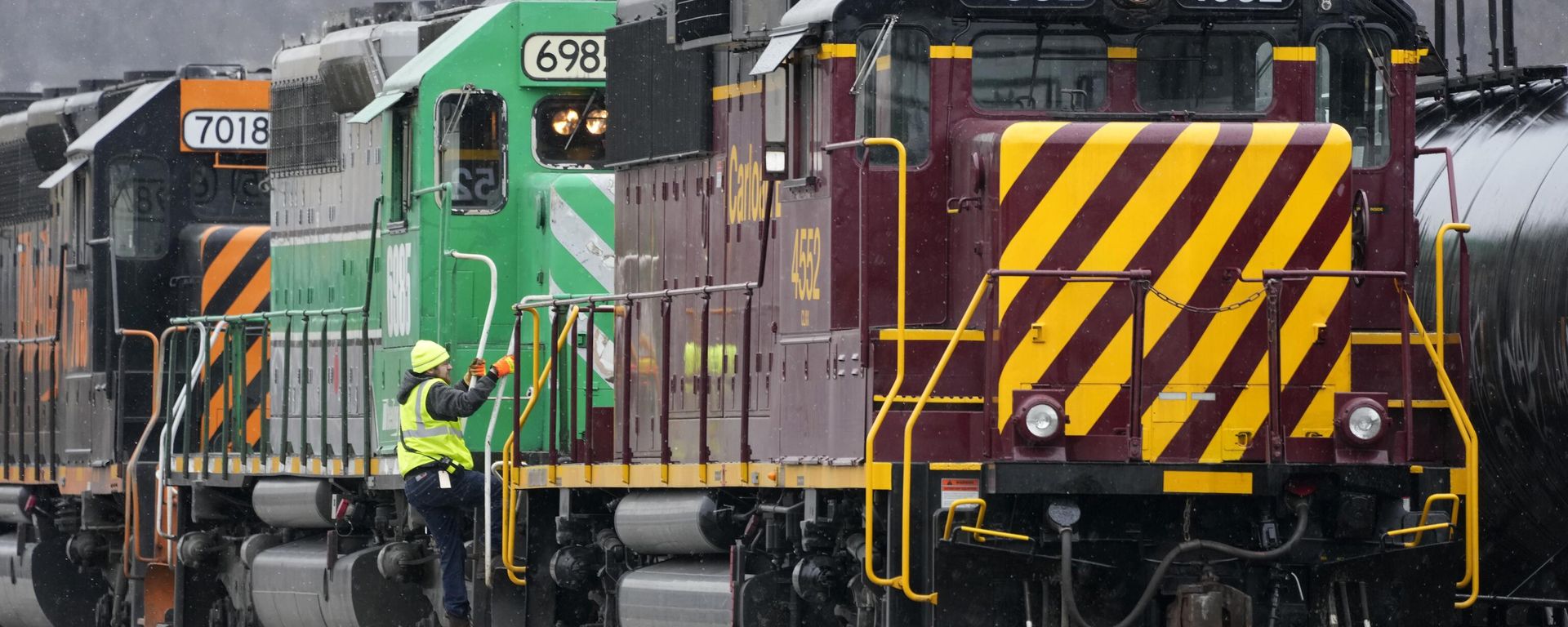 A Wheeling and Lake Erie Railway worker climbs aboard a locomotive in Pittsburgh on Thursday, Jan. 26, 2023 A Wheeling and Lake Erie Railway worker climbs aboard a locomotive in Pittsburgh on Thursday, Jan. 26, 2023 - Sputnik International, 1920, 23.08.2024