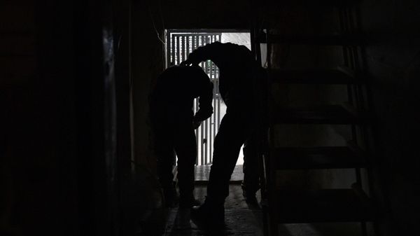 Russian military police officer escorts a Ukrainian PoW  - Sputnik International