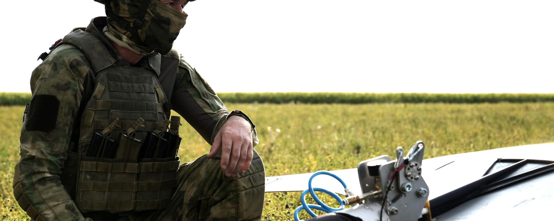A Russian serviceman of the 116th separate special purpose brigade of the Russian National Guard prepares to launch an unmanned aerial vehicle A Russian serviceman of the 116th separate special purpose brigade of the Russian National Guard prepares to launch an unmanned aerial vehicle - Sputnik International, 1920, 23.08.2024