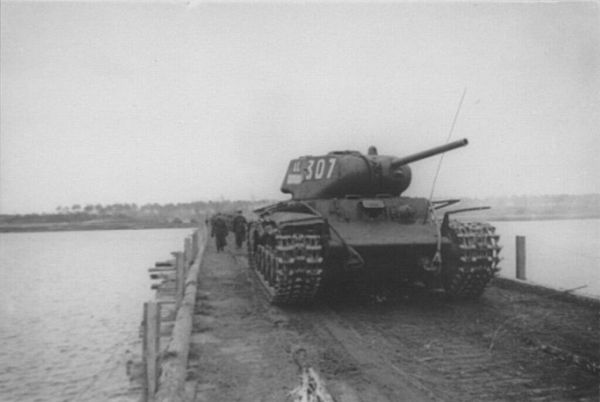Soviet KV-1S tank of the 65th Army crossing the Dnepr River. - Sputnik International