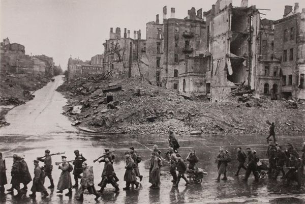 Kiev is liberated from the Nazis. Soviet infantry marching through the city's main Kreschatik Street. - Sputnik International