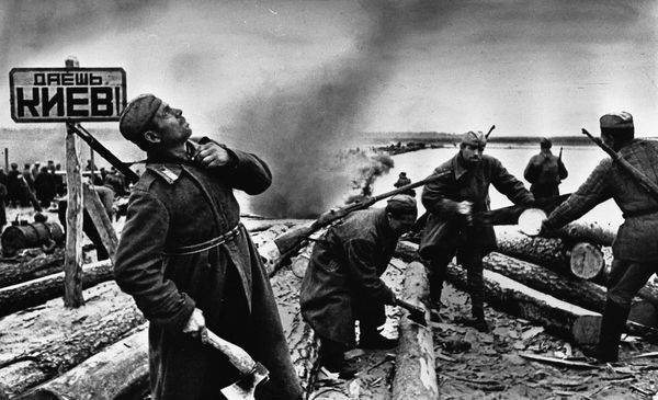 Soviet soldiers preparing rafts to cross the Dnepr. The sign reads: "To Kiev!" - Sputnik International