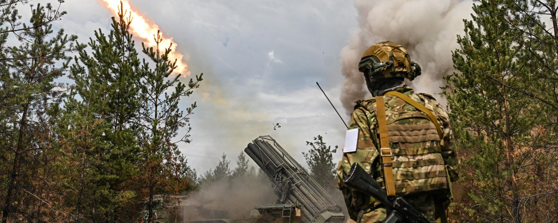 Russian servicemen fire a BM-27 9K57 Uragan (Hurricane) multiple launch rocket system towards Ukrainian positions in the course of Russia's military operation in Ukraine. Russian servicemen fire a BM-27 9K57 Uragan (Hurricane) multiple launch rocket system towards Ukrainian positions in the course of Russia's military operation in Ukraine. - Sputnik International, 1920, 03.09.2024