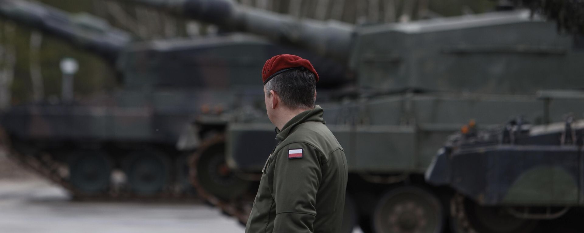 A Polish soldier walks next to the Leopard 2 tanks during a training at a military base and test range in Swietoszow, Poland, Monday, Feb. 13, 2023 A Polish soldier walks next to the Leopard 2 tanks during a training at a military base and test range in Swietoszow, Poland, Monday, Feb. 13, 2023 - Sputnik International, 1920, 08.11.2024
