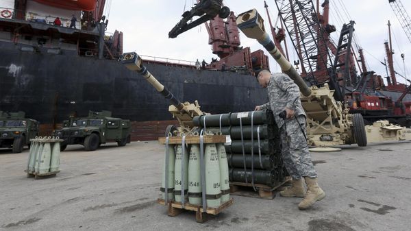 A member of the US military inspects ammunition as workers unload artillery from a ship at Beirut's port in Lebanon on Sunday, Feb. 8, 2015 - Sputnik International
