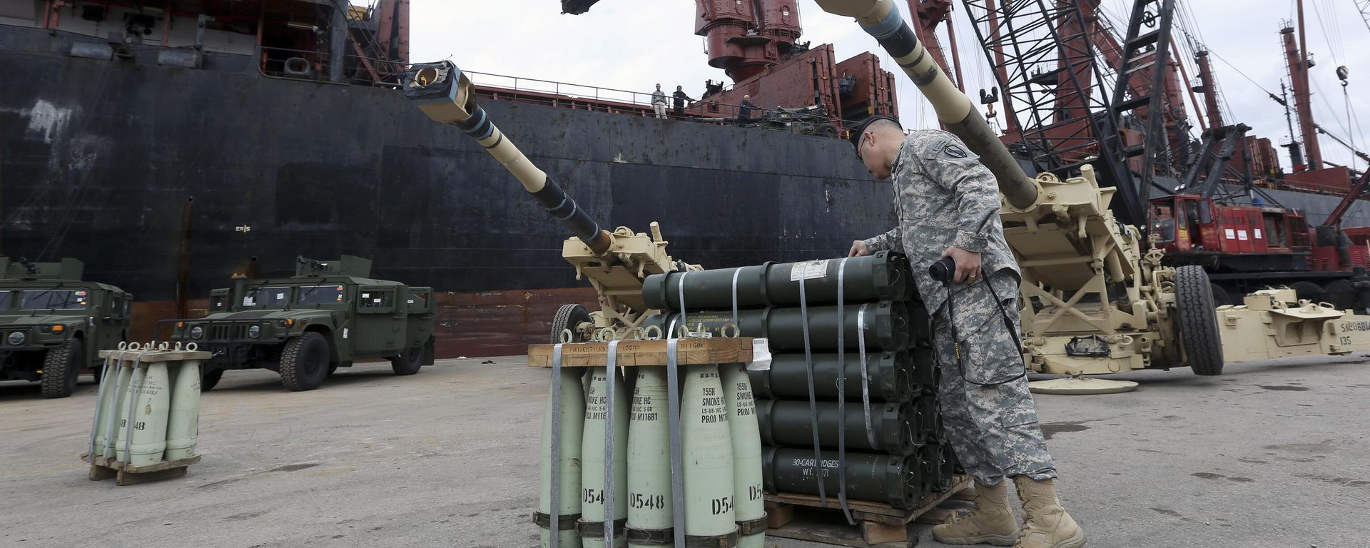 A member of the US military inspects ammunition as workers unload artillery from a ship at Beirut's port in Lebanon on Sunday, Feb. 8, 2015 A member of the US military inspects ammunition as workers unload artillery from a ship at Beirut's port in Lebanon on Sunday, Feb. 8, 2015 - Sputnik International, 1920, 27.08.2024