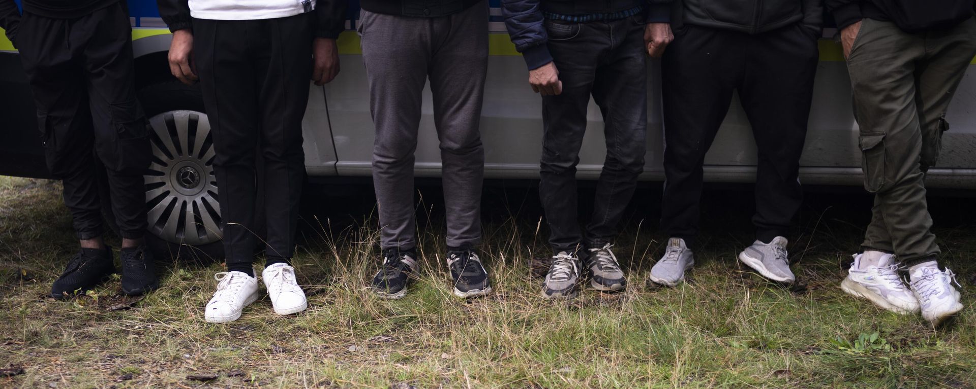 Migrants wait at a police car after they illegally crossed the border from Poland into Germany and tracked down from a Federal Police patrol in a forest near Forst southeast of Berlin, Germany, Wednesday, Oct. 11, 2023 Migrants wait at a police car after they illegally crossed the border from Poland into Germany and tracked down from a Federal Police patrol in a forest near Forst southeast of Berlin, Germany, Wednesday, Oct. 11, 2023 - Sputnik International, 1920, 27.08.2024