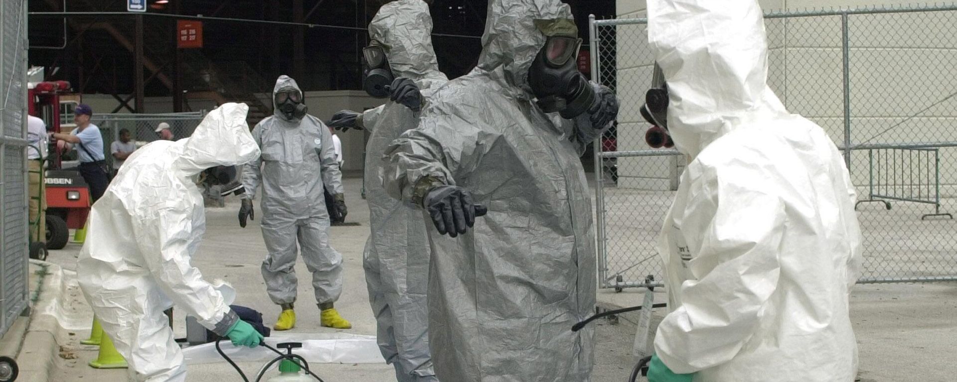 Members of the U.S. Army Technical Escort Unit Chemical/Biological Team, in gray HAZMAT suits, are decontaminated by Orlando firefighters, in white HAZMAT suits, at the Citrus Bowl in Orlando, Fla., Tuesday, May 14, 2002. The training exercise was called Sunshine Guardian. Members of the U.S. Army Technical Escort Unit Chemical/Biological Team, in gray HAZMAT suits, are decontaminated by Orlando firefighters, in white HAZMAT suits, at the Citrus Bowl in Orlando, Fla., Tuesday, May 14, 2002. The training exercise was called Sunshine Guardian. - Sputnik International, 1920, 30.09.2024