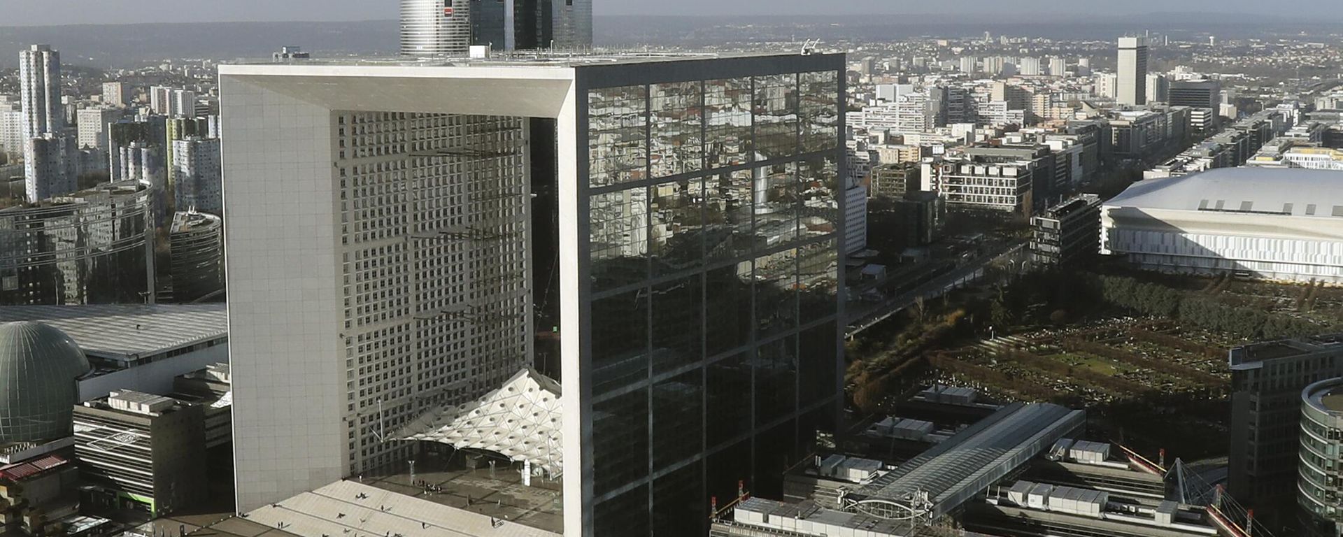 The Grande Arche is pictured in the business district of La Defense, outside Paris. File photo. The Grande Arche is pictured in the business district of La Defense, outside Paris. File photo. - Sputnik International, 1920, 28.08.2024