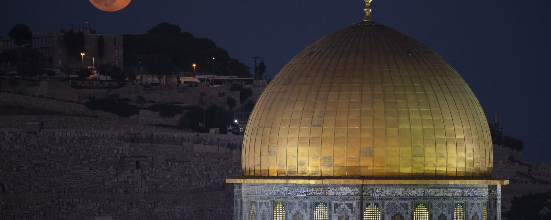 The super moon rises behind the Dome of the Rock shrine at the Al Aqsa Mosque compound in the Old City of Jerusalem, Monday, Aug. 19, 2024. The super moon rises behind the Dome of the Rock shrine at the Al Aqsa Mosque compound in the Old City of Jerusalem, Monday, Aug. 19, 2024. - Sputnik International, 1920, 28.08.2024