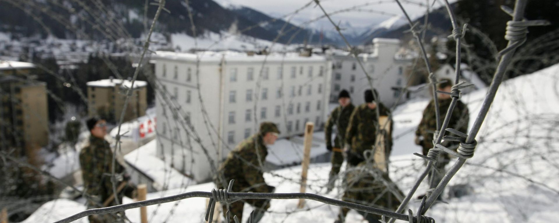 Members of the Swiss army install barbed wire to secure the area around the Belvedere hotel in Davos, Switzerland, Wednesday, January 9, 2008. Members of the Swiss army install barbed wire to secure the area around the Belvedere hotel in Davos, Switzerland, Wednesday, January 9, 2008. - Sputnik International, 1920, 30.08.2024