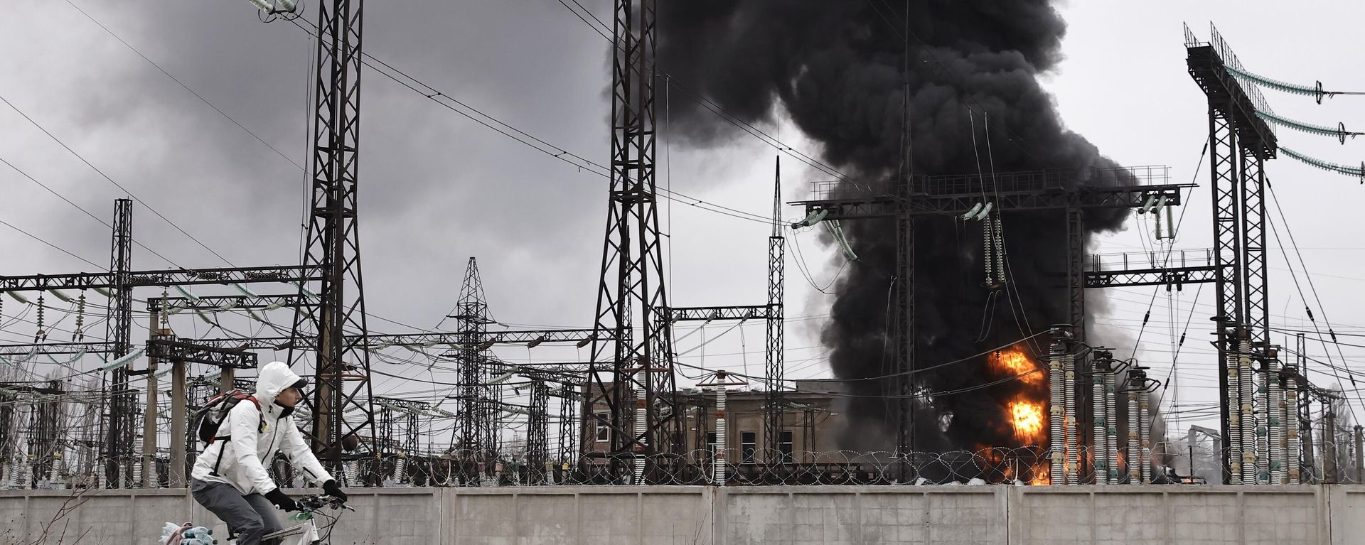 A man cycles past an electricity facility after a Russian attack in Kharkov, Friday March 22, 2024. A man cycles past an electricity facility after a Russian attack in Kharkov, Friday March 22, 2024. - Sputnik International, 1920, 03.09.2024