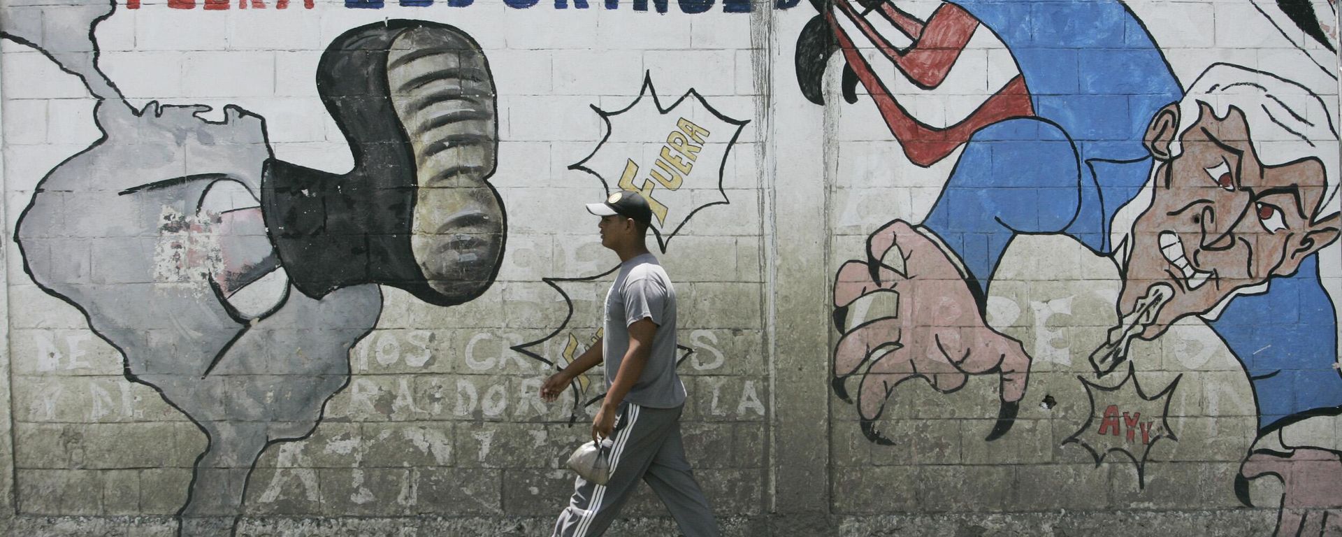 A man walks past an anti U.S. graffiti that reads in Spanish Gringos out in Caracas, Friday, Sept. 15, 2008. A man walks past an anti U.S. graffiti that reads in Spanish Gringos out in Caracas, Friday, Sept. 15, 2008. - Sputnik International, 1920, 03.09.2024