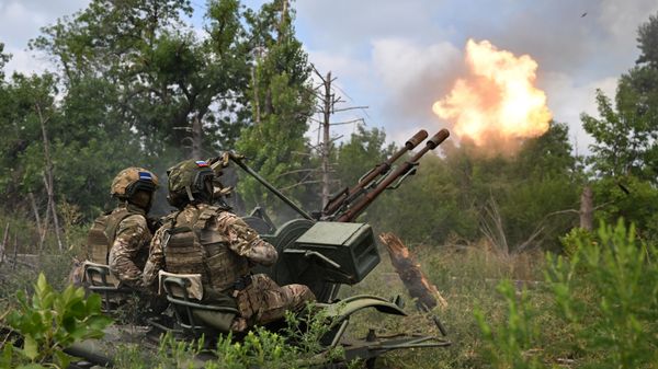 Russian serviceman of the Central military district air defense unit fire the ZU-23 anti-aircraft gun at an air target in the Avdeyevka sector of the frontline amid Russia's military operation in Ukraine, Russia - Sputnik International