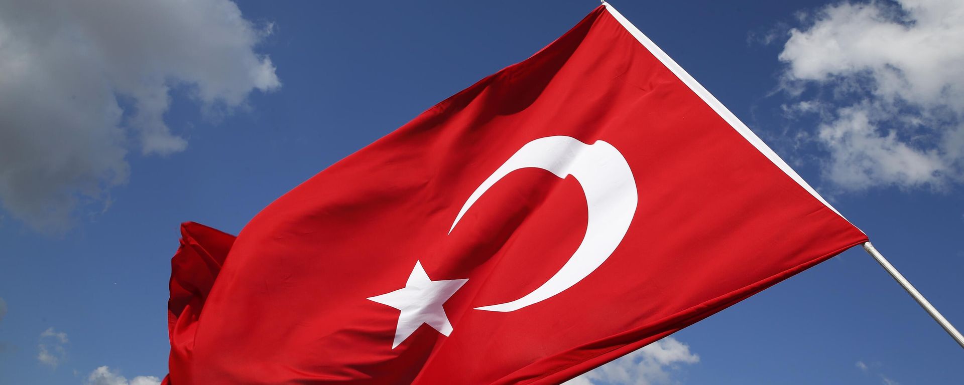 Supporters of Turkiye's opposition Republican People's Party (CHP), wave a Turkish flag as they gather for a rally in support of CHP Istanbul provincial chairwoman Canan Kaftancioglu, outside a court in Istanbul where she was standing trial, Thursday, July 18, 2019 Supporters of Turkiye's opposition Republican People's Party (CHP), wave a Turkish flag as they gather for a rally in support of CHP Istanbul provincial chairwoman Canan Kaftancioglu, outside a court in Istanbul where she was standing trial, Thursday, July 18, 2019 - Sputnik International, 1920, 30.09.2025